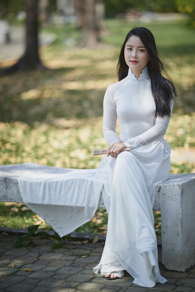 香烟烟雾中的女人